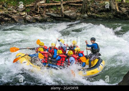 Rafting sul fiume Noguera Pallaresa, vicino a Llavorsí, nella provincia di Lleida, Catalogna, Spagna. Situato nel cuore dei Pirenei, il Noguera Pallaresa è Foto Stock