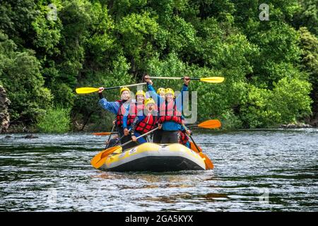 Rafting sul fiume Noguera Pallaresa, vicino a Llavorsí, nella provincia di Lleida, Catalogna, Spagna. Situato nel cuore dei Pirenei, il Noguera Pallaresa è Foto Stock