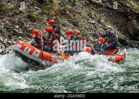 Rafting sul fiume Noguera Pallaresa, vicino a Llavorsí, nella provincia di Lleida, Catalogna, Spagna. Situato nel cuore dei Pirenei, il Noguera Pallaresa è Foto Stock