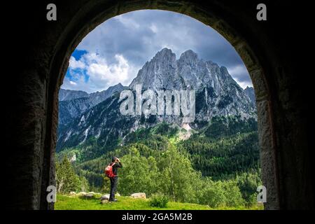 Cime Encantats visto da rifugio militare abbandonato nel lago di Sant Maurici, nel Parco Nazionale Aiguestortes i Sant Maurici, Pirenei. Los encantados o. Foto Stock