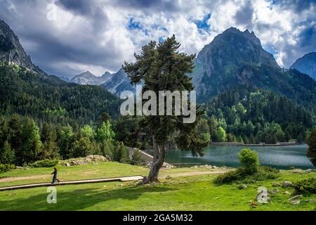 Encantats cime visto dal lago di Sant Maurici, in un pomeriggio di primavera Aiguestortes i Sant Maurici Parco Nazionale, Pirenei. Los encantados o Encantats Foto Stock