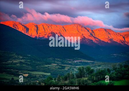 Vista panoramica sulla catena montuosa Cadí vista dal villaggio di Prullans (Cerdanya, Catalogna, Spagna, Pirenei). La Sierra del Cadí o El Cadí è un moun Foto Stock