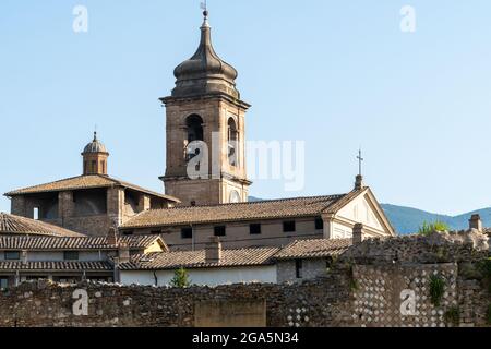 la cattedrale di terni nella parte storica della città vista dal lungomare Foto Stock