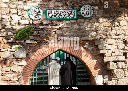 Istanbul,Turchia - 04-14-2017:Musulmani turche pregano di fronte al santuario. Foto Stock