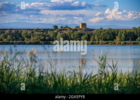 Paesaggio di Estany d´Ivars piccolo lago in Lleida Catalogna Spagna. Il lago Ivars e Vila-sana si trova tra i comuni di Ivars d'urge Foto Stock