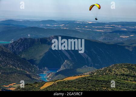 Parapendio gode di un volo ad Ager, Lleida, Catalogna, Spagna. Sorvolando Mont-rebei e Canelles Reservoir. Paesaggi di grande bellezza come il natu Foto Stock