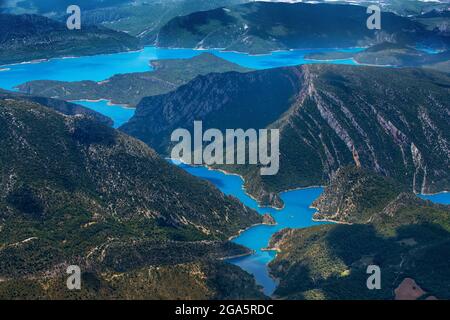 Parapendio gode di un volo ad Ager, Lleida, Catalogna, Spagna. Sorvolando Mont-rebei e Canelles Reservoir. Paesaggi di grande bellezza come il natu Foto Stock