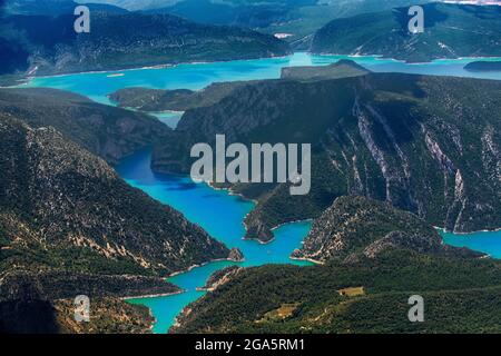 Parapendio gode di un volo ad Ager, Lleida, Catalogna, Spagna. Sorvolando Mont-rebei e Canelles Reservoir. Paesaggi di grande bellezza come il natu Foto Stock