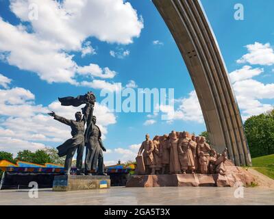 Kiev, Ucraina-28 aprile 2018: Sculture sotto l'Arco dell'amicizia dei popoli a Kiev, Ucraina. Una delle terre più rappresentative e controverse di Kiev Foto Stock