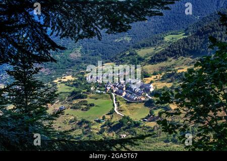 Mont villaggio vicino Viella villaggio nella Valle di Aran nei Pirenei Lleida Catalogna Spagna. Mont è una città del comune di Vielha e Mijaran che ha Foto Stock