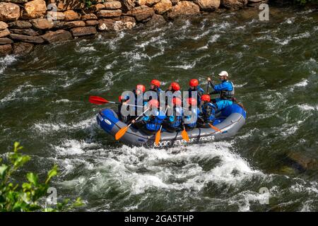 Rafting sul fiume Noguera Pallaresa, vicino a Llavorsí, nella provincia di Lleida, Catalogna, Spagna. Situato nel cuore dei Pirenei, il Noguera Pallaresa è Foto Stock