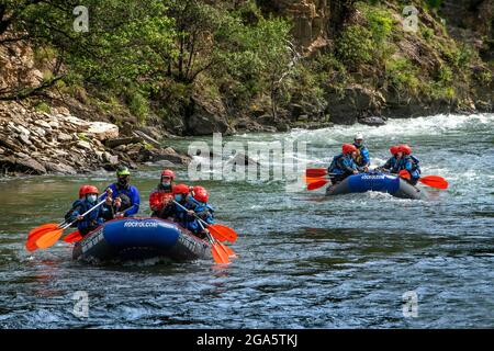 Rafting sul fiume Noguera Pallaresa, vicino a Llavorsí, nella provincia di Lleida, Catalogna, Spagna. Situato nel cuore dei Pirenei, il Noguera Pallaresa è Foto Stock