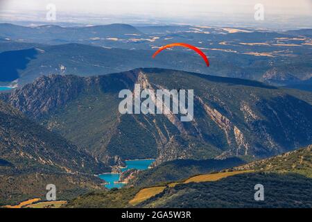 Parapendio gode di un volo ad Ager, Lleida, Catalogna, Spagna. Sorvolando Mont-rebei e Canelles Reservoir. Paesaggi di grande bellezza come il natu Foto Stock