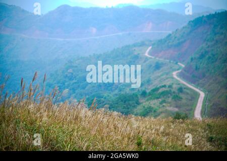 Bella vista montagna nel quartiere di Binh Lieu Quang Ninh provincia nord Vietnam Foto Stock