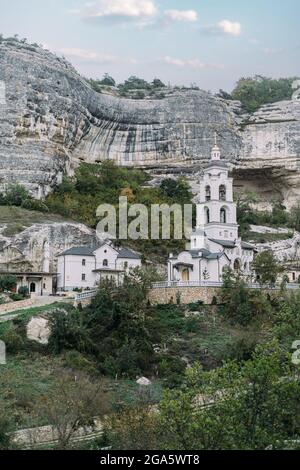 Il Monastero dell'Assunzione delle Grotte si trova a Crimea, vicino a Bakhchysarai. Monastero maschile. Stagione estiva. Foto Stock