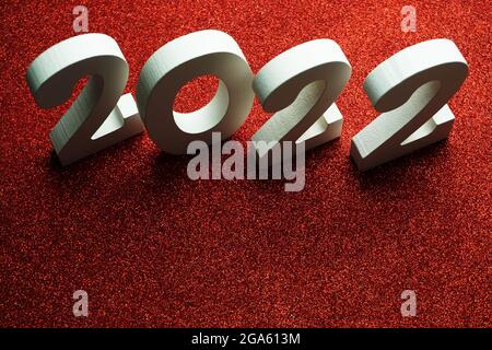 Felice anno nuovo 2022 con copia spazio su sfondo rosso glitter Foto Stock