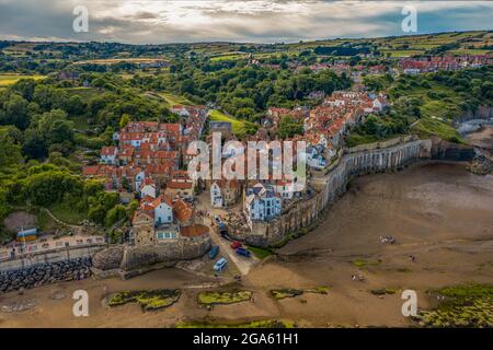 Robin Hoods Bay Aerial Photo Drone Photography Hidden Gem on the North Yorkshire Coast Tourist Trap of Yesteryear Foto Stock