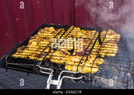 Il pollo kebab viene cotto sulla griglia. Carne alla griglia. Foto Stock