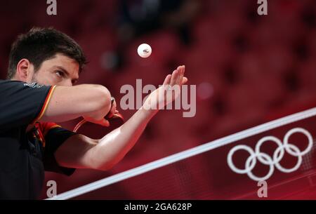 Tokio, Giappone. 29 luglio 2021. Ping-pong: Olimpiadi, Partita preliminare, Singles, uomini, Semifinali, Ovtcharov (Germania) - Long (Cina) al Tokyo Metropolitan Gymnasium. Dimitrij Ovtcharov serve. Credit: Friso Gentsch/dpa/Alamy Live News Foto Stock