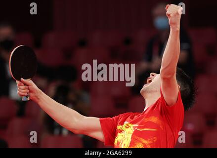 Tokio, Giappone. 29 luglio 2021. Ping-pong: Olimpiadi, Partita preliminare, Singles, uomini, Semifinali, Ovtcharov (Germania) - Long (Cina) al Tokyo Metropolitan Gymnasium. Ma Long celebra la sua vittoria. Credit: Friso Gentsch/dpa/Alamy Live News Foto Stock