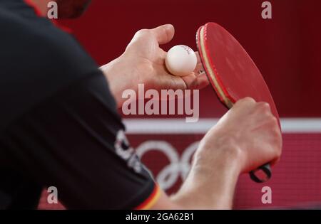 Tokio, Giappone. 29 luglio 2021. Ping-pong: Olimpiadi, Partita preliminare, Singles, uomini, Semifinali, Ovtcharov (Germania) - Long (Cina) al Tokyo Metropolitan Gymnasium. Dimitrij Ovtcharov serve. Credit: Friso Gentsch/dpa/Alamy Live News Foto Stock