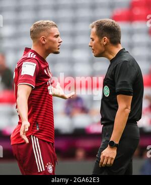 Monaco, Germania. 28 luglio 2021. Michael Cuisance (L) del Bayern Monaco si lamenta dell'arbitro durante un amichevole incontro tra Bayern Monaco e Borussia Moenchengladbach a Monaco di Baviera, Germania, 28 luglio 2021. Bayern Monaco ha perso 0-2. Credit: Philippe Ruiz/Xinhua/Alamy Live News Foto Stock