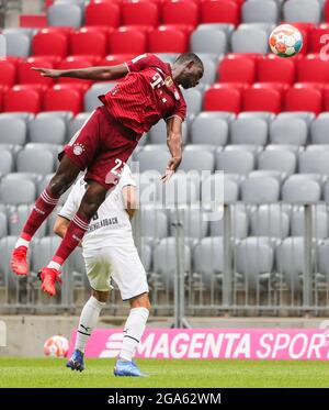 Monaco, Germania. 28 luglio 2021. Tanguy Nianzou (fronte) del Bayern Monaco vies per un header durante un amichevole incontro tra Bayern Monaco e Borussia Moenchengladbach a Monaco, Germania, 28 luglio 2021. Bayern Monaco ha perso 0-2. Credit: Philippe Ruiz/Xinhua/Alamy Live News Foto Stock