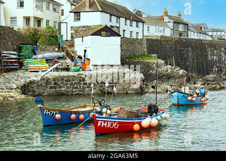 Il porto nel tradizionale villaggio di pescatori di Coverack in cornovaglia inghilterra Foto Stock