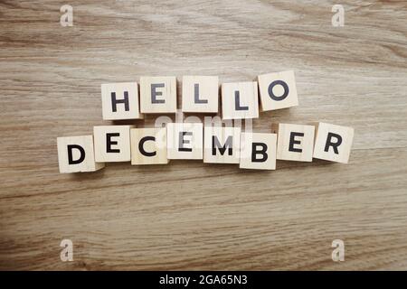 Ciao dicembre lettere alfabetiche su sfondo di legno Foto Stock