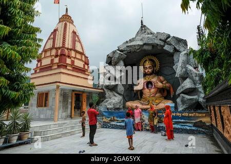 Rishikesh, India - 2021 luglio: Pellegrini che scattano foto al Parmarth Niketan Ashram a Rishikesh il 17 luglio 2021 a Uttarakhand, India. Foto Stock