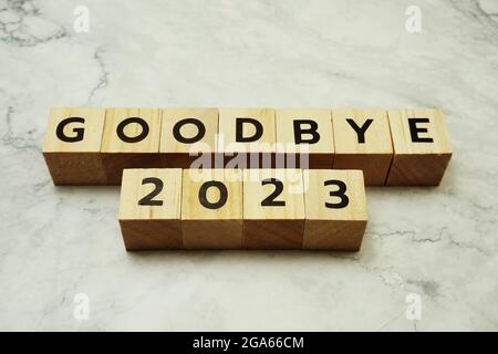Lettere alfabetiche Arrivederci 2023 su sfondo marmoreo Foto Stock