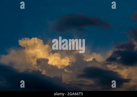 Vista laterale all'aperto con luce diurna. Foto Stock