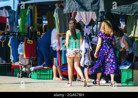 Carmona Spagna 26 luglio 2021 Unidentified Spanish People with face mask shopping at local market in Downtown durante l'epidemia di Coronavirus che colpisce la Spagna, Foto Stock