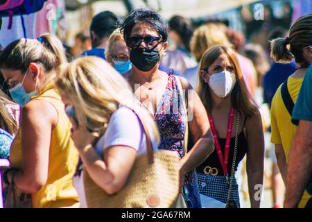 Carmona Spagna 26 luglio 2021 Unidentified Spanish People with face mask shopping at local market in Downtown durante l'epidemia di Coronavirus che colpisce la Spagna, Foto Stock