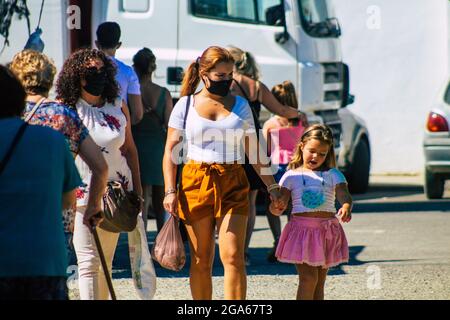 Carmona Spagna 26 luglio 2021 Unidentified Spanish People with face mask shopping at local market in Downtown durante l'epidemia di Coronavirus che colpisce la Spagna, Foto Stock