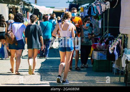 Carmona Spagna 26 luglio 2021 Unidentified Spanish People with face mask shopping at local market in Downtown durante l'epidemia di Coronavirus che colpisce la Spagna, Foto Stock