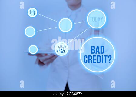 Visualizzazione concettuale domanda di credito non valido. Parola scritta su un segno difettoso di accreditamento dovuto il non pagamento dei prestiti Lady Holding Tablet che preme sul tasto virtuale Foto Stock