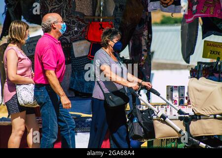 Carmona Spagna 26 luglio 2021 Unidentified Spanish People with face mask shopping at local market in Downtown durante l'epidemia di Coronavirus che colpisce la Spagna, Foto Stock