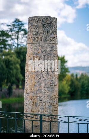Chaves, Portogallo. 21 agosto 2020. Iscrizione romana su una colonna. Punto di riferimento turistico e storico, ponte romano in pietra sul fiume Tamega. Anche noto Foto Stock
