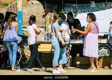 Carmona Spagna 26 luglio 2021 Unidentified Spanish People with face mask shopping at local market in Downtown durante l'epidemia di Coronavirus che colpisce la Spagna, Foto Stock