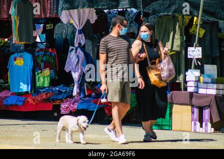 Carmona Spagna 26 luglio 2021 Unidentified Spanish People with face mask shopping at local market in Downtown durante l'epidemia di Coronavirus che colpisce la Spagna, Foto Stock