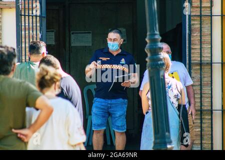 Carmona Spagna 26 luglio 2021 Centro di vacanza di Carmona contro Coronavirus, la popolazione locale con maschera protettiva in attesa di ricevere il vaccino, op Foto Stock