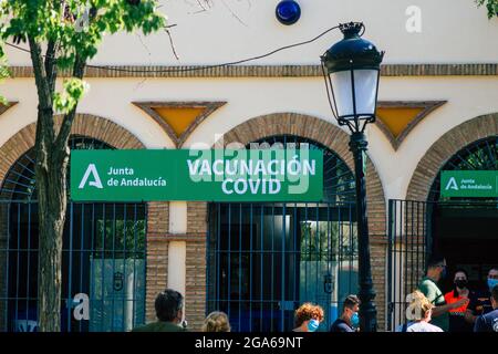 Carmona Spagna 26 luglio 2021 Centro di vacanza di Carmona contro Coronavirus, la popolazione locale con maschera protettiva in attesa di ricevere il vaccino, op Foto Stock