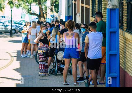 Carmona Spagna 26 luglio 2021 Centro di vacanza di Carmona contro Coronavirus, la popolazione locale con maschera protettiva in attesa di ricevere il vaccino, op Foto Stock