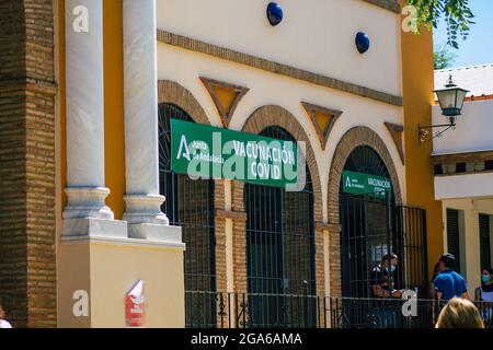 Carmona Spagna 26 luglio 2021 Centro di vacanza di Carmona contro Coronavirus, la popolazione locale con maschera protettiva in attesa di ricevere il vaccino, op Foto Stock