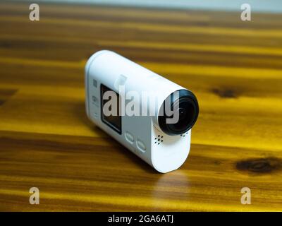 Fotocamera digitale su sfondo in legno Foto Stock