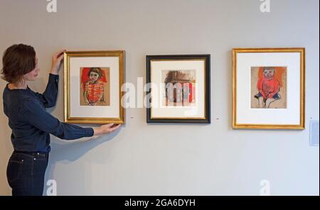 The Scottish Gallery, Edimburgo, Scozia. 29 luglio 2021. Joan Eardley i Centenario. Nei cinquantotto anni successivi al suo passaggio, dopo aver ceduto al cancro nell'agosto 1963, la sua reputazione è stata aumentata e oggi il suo valore è fortemente aumentato. Il suo lavoro esplora l’identità culturale – l’innocenza dell’infanzia. Glasgow di Eardley è uno dei temi centrali di questa mostra del Centenario, con particolare attenzione alle opere che ha prodotto nel e intorno al suo studio Townhead. Nessun artista ha mai ricreato la vita e la comunità di Glasgow come ha fatto lei. Credit: Arch White/Alamy Live News Foto Stock