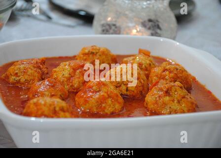 Polpette in salsa di pomodoro dolce e affumosa con spezie servite in piatto quadrato profondo Foto Stock