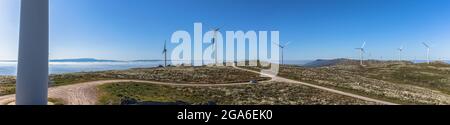 Vista panoramica sulle montagne del Caramulo, con turbine eoliche e cielo blu, montagne Serra da Estrela come sfondo, a Viseu, Portogallo Foto Stock