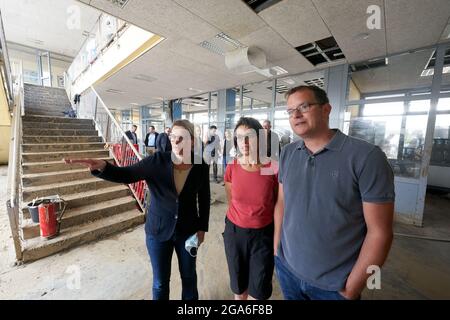 29 luglio 2021, Renania-Palatinato, Ahrweiler: Il ministro dell'Istruzione della Renania-Palatinato Stefanie Huberg (SPD, l) visita Boeselager-Realschule e parla con il direttore Timo Lichtenthäler e con il vice-principal Bettina Lanzerath. La scuola è stata gravemente danneggiata dal disastro delle inondazioni. Foto: Thomas Frey/dpa Foto Stock